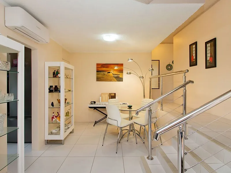 Immaculate Ground Floor Greenbank Apartment