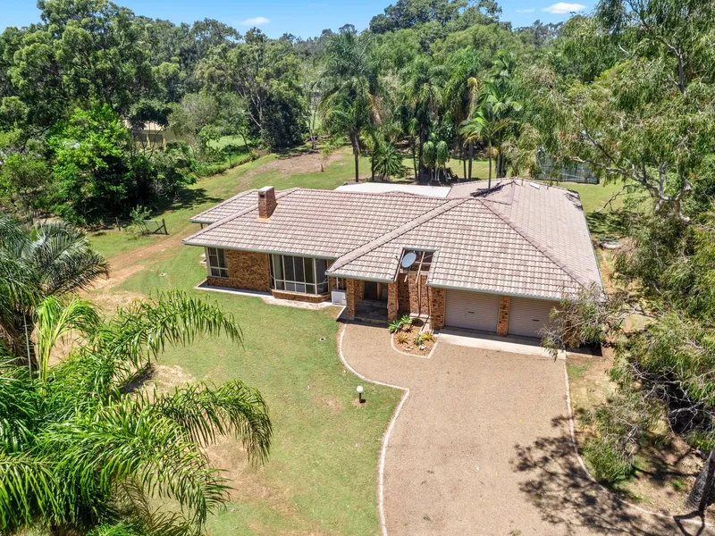 BRICK AND TILE HOME ON A 4,500M2 BLOCK OF LAND IN POPULAR SMALL ACREAGE ESTATE WITH TOWN WATER.