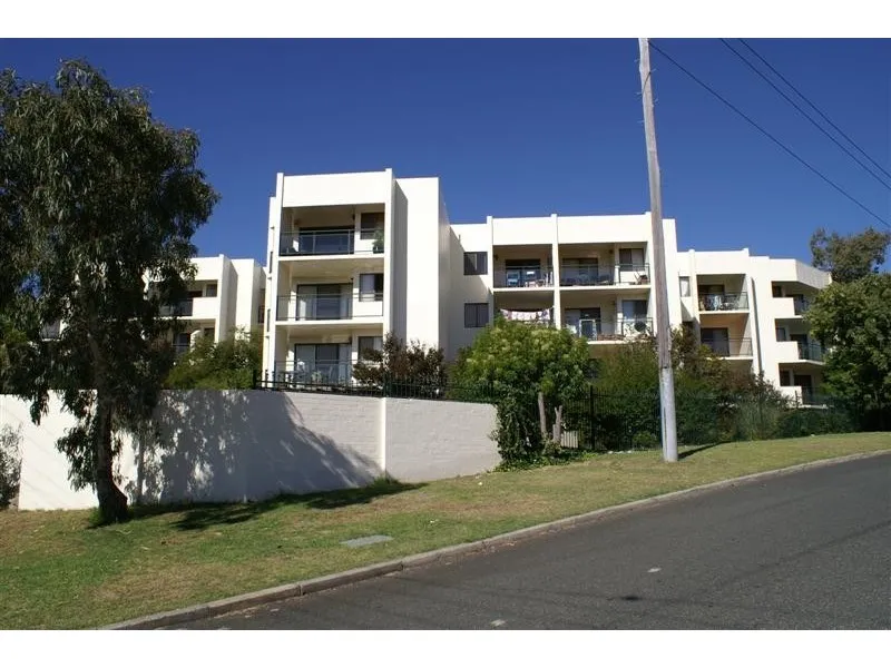 WELL PRESENTED UNFURNISHED UNIT!