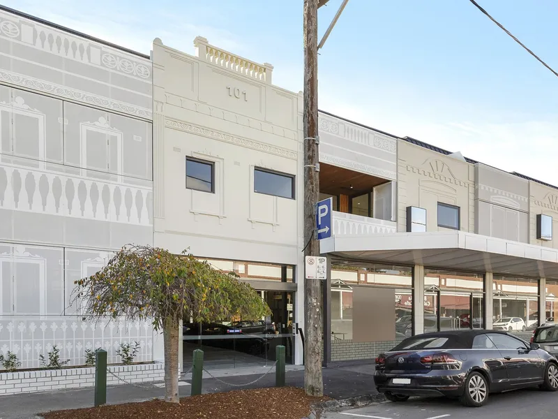 STUNNING DESIGNER APARTMENT