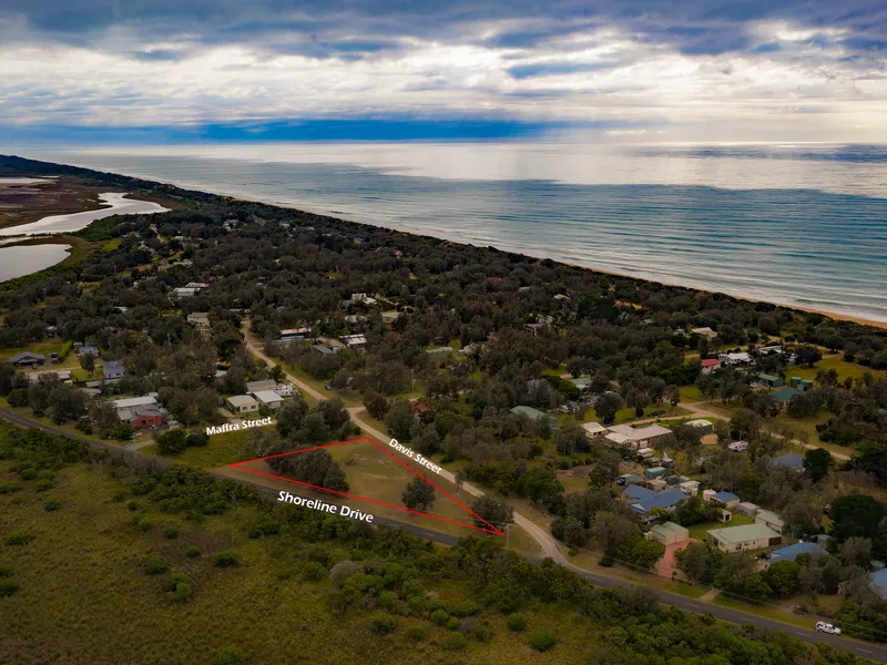LARGE COASTAL BLOCK IN THE HONEYSUCKLES