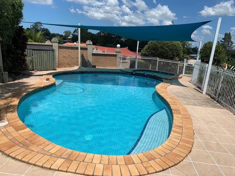 GREAT LOCATION - 3 BEDROOM LOWSET IN GATED COMPLEX