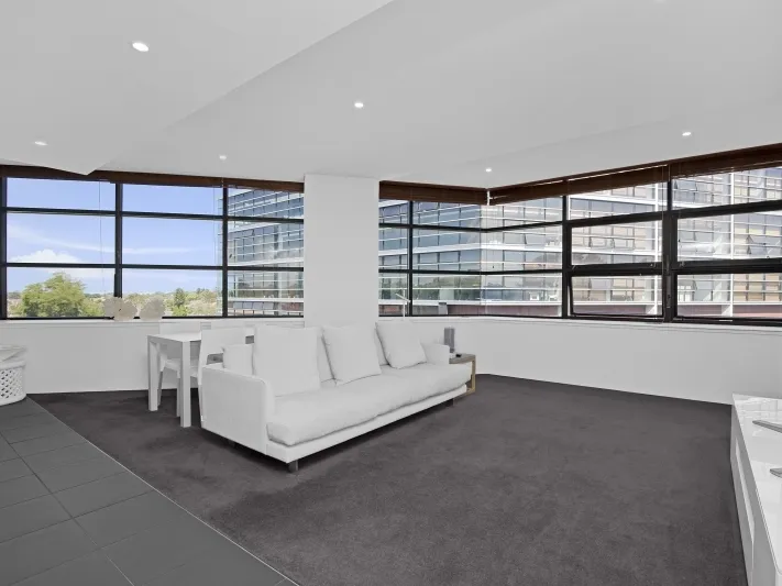 MODERN LIGHT FILLED 2 BED IN PRIME LOCATION