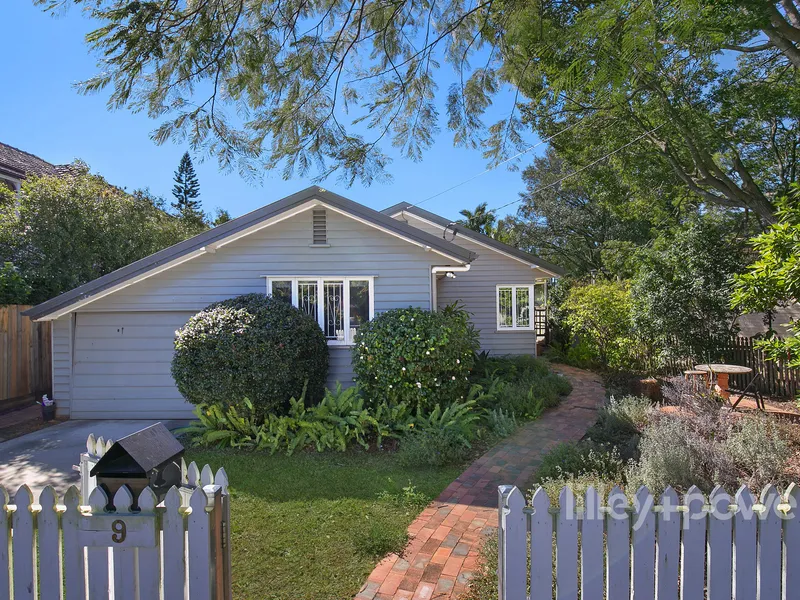 PERFECT LOCATION, IMMACULATE 3 BEDROOM HOME, AIR-CONDITIONING ALL BEDROOMS & LIVING,, POLISHED FLOORS, DISHWASHER, LARGE LEVEL YARD