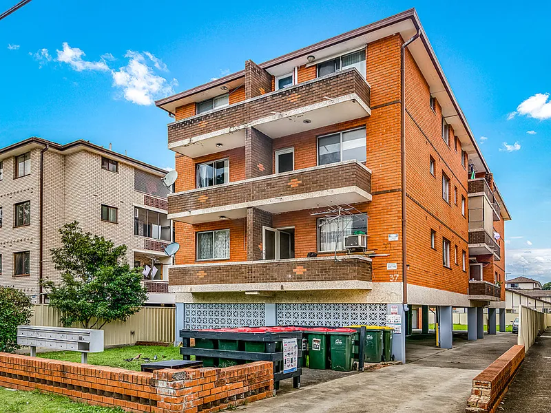 WALKING DISTANCE TO ALL AMENITIES !