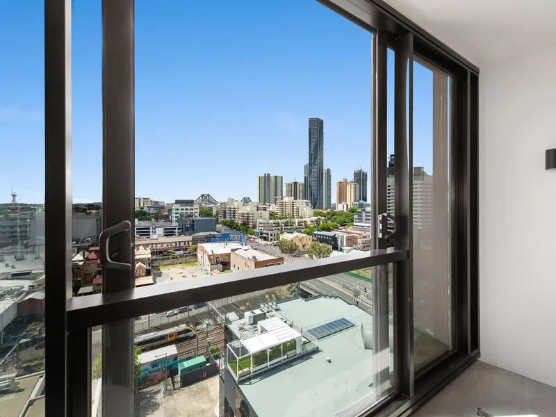 LUXURIOUS CITY LIVING!