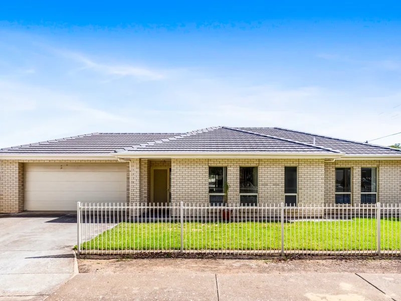 Modern family living in idyllic location!