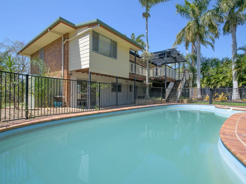 Great sized Family Home With Pool & Side Access!