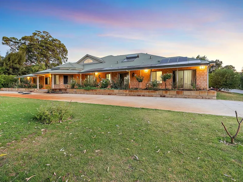 SENSATIONAL RURAL RETREAT WITH 6 BEDROOM HOME, WORKSHOP AND TRIPLE GARAGE
