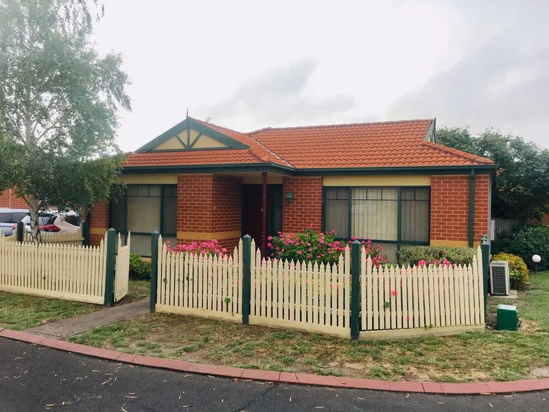 SPACIOUS 2 BEDROOM UNIT WITH SINGLE LOCK UP GARAGE!