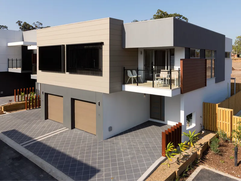 TOWNHOUSE WALKING DISTANCE TO CALAMVALE MARKETPLACE AWAITS YOUR FAMILY. NBN READY !