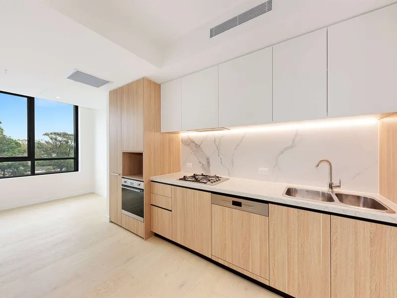 Nearly New NW facing Modern Apartment In NBH