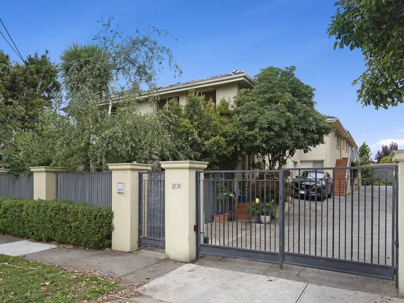 Boutique apartment with an entertainer's courtyard