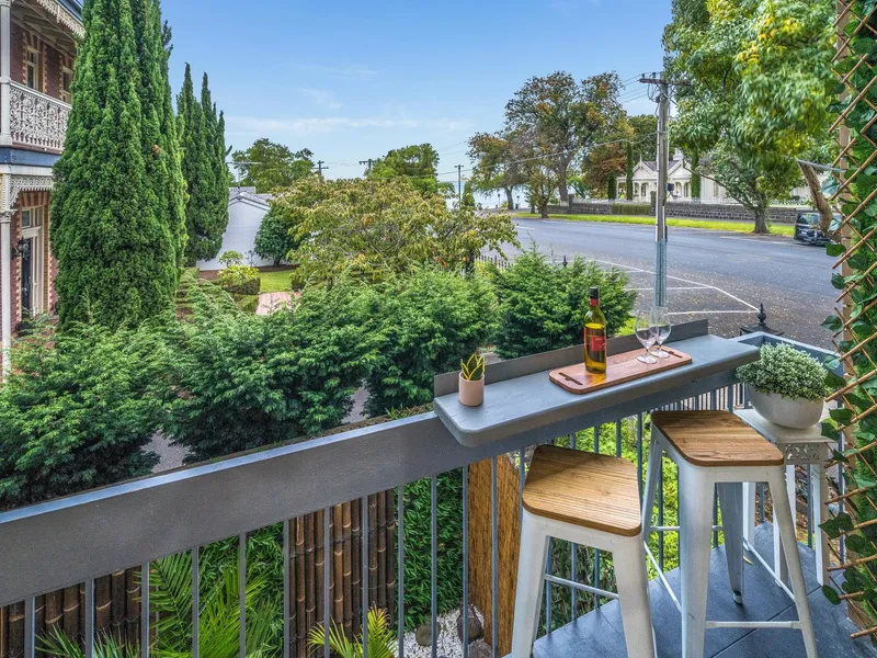 Spacious and Stylish Living on the Geelong Waterfront