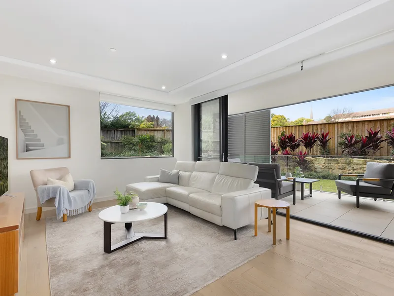 Landmark luxury ground floor apartment in 'Ampersand'
