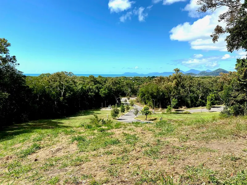 Large elevated lot overlooking Palm Cove