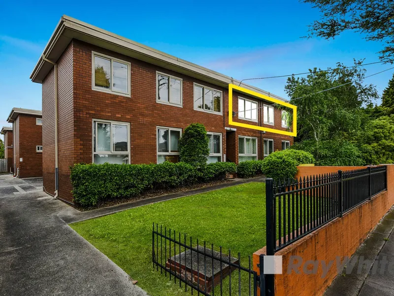 LOW-MAINTENANCE BEAUTY IN A CONVENIENT LOCALE!