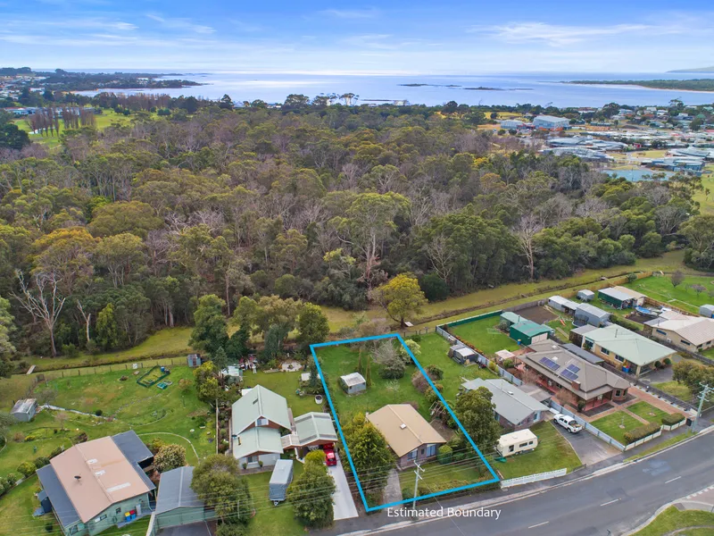 Cute Cottage, Large Block