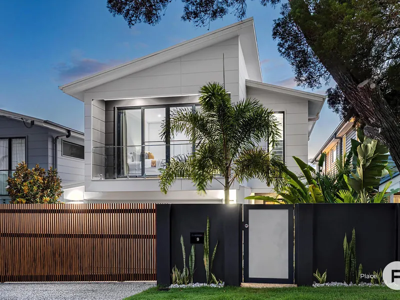 Elevated Oasis Overlooking Whites Hill Reserve