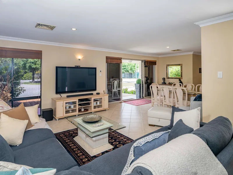 1 1/2 ACRES,MAGNIFICENT 4 BED 2 BATH HOME,LIFESTYLE OR BUSINESS OPPORTUNITY