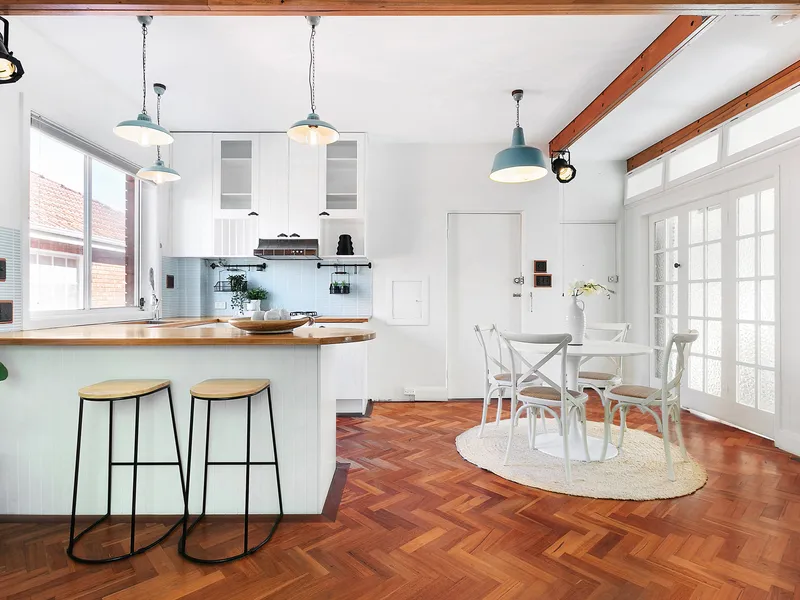 Beautifully renovated Art Deco apartment in prized north shore location