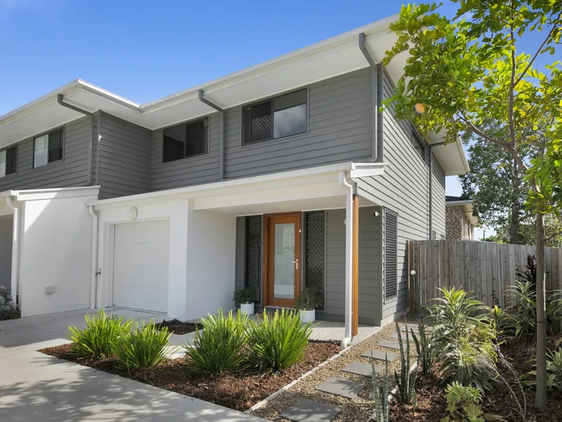 NEW MODERN TOWNHOUSE - IMMACULATE CONDITION