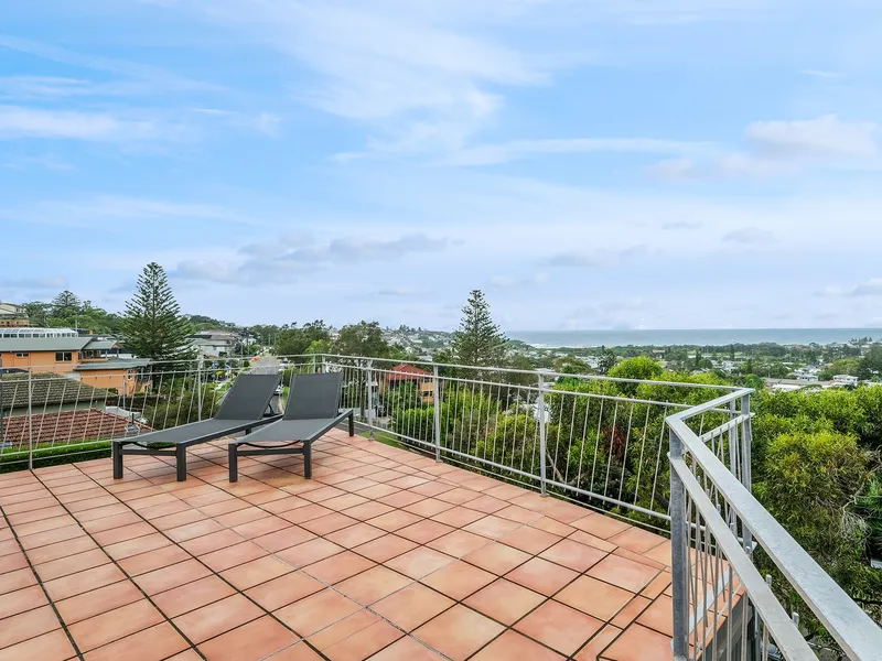 Ideal Costal Living, Four-bedroom Family Home – Fully Furnished!