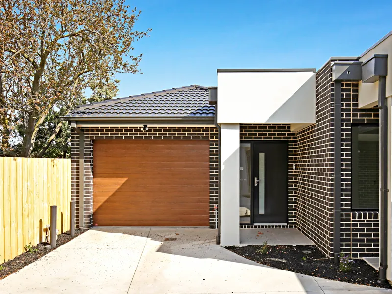 SINGLE LEVEL TWO BEDROOM UNIT UP FOR GRABS!