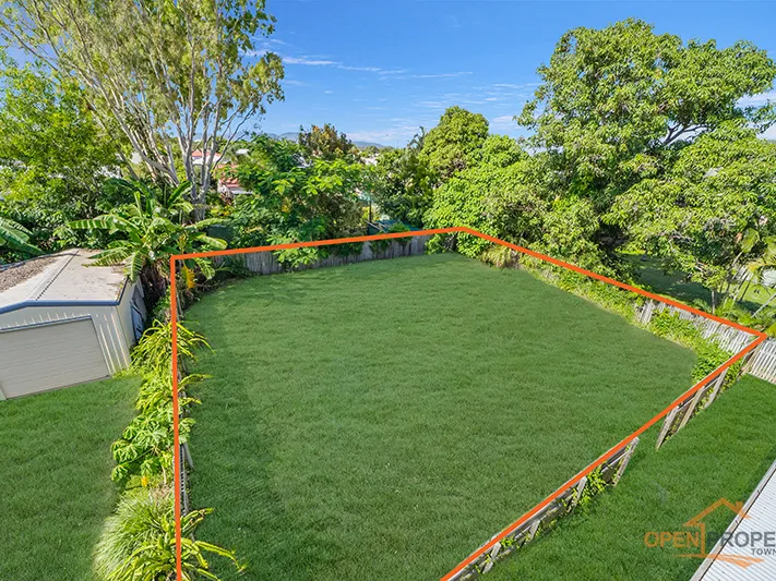 Close to the Strand & the City!