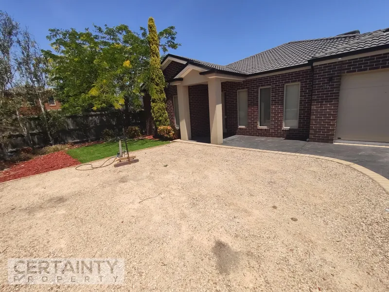 Large Room Available In Taylors Hill!