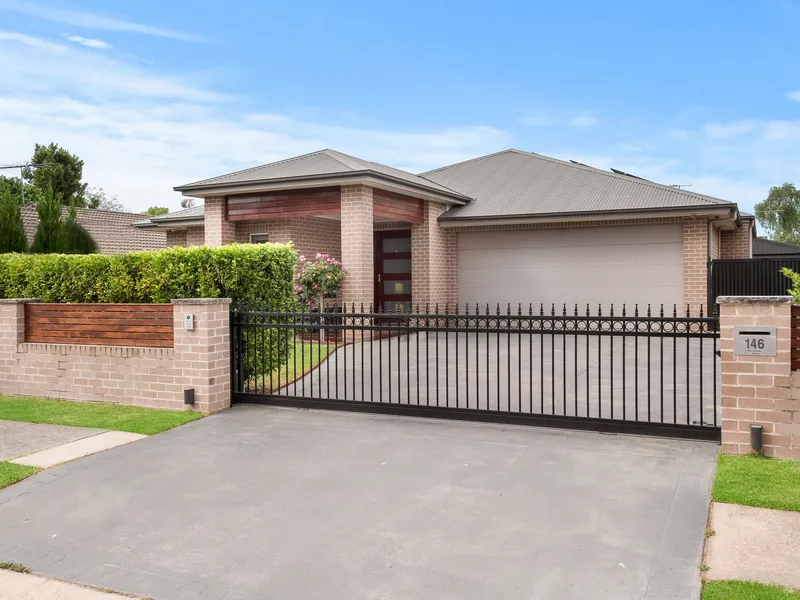 Prestige home with garden & pool maintenance included!