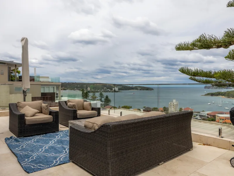 Executive harbourside triplex apartment with house size proportions. Fully furnished, flexible lease term.