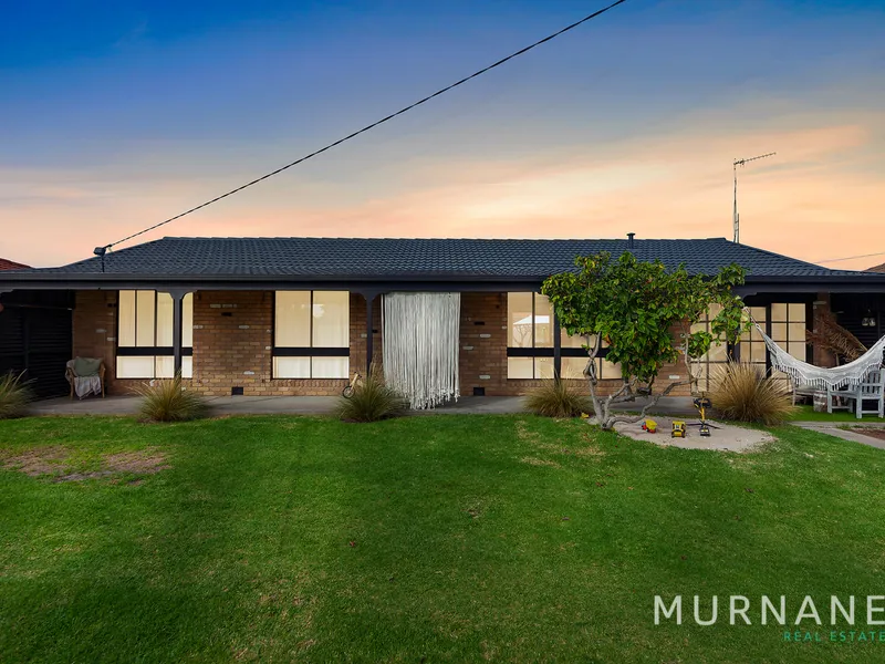 Coastal retreat modernised secure & watch the moon rise and the sun set from your home