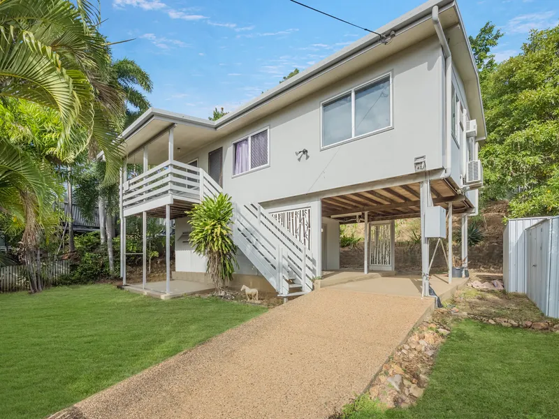 Elevated Queenslander Boasts Modern Flair on 1012m2 with 6.6kw Solar System