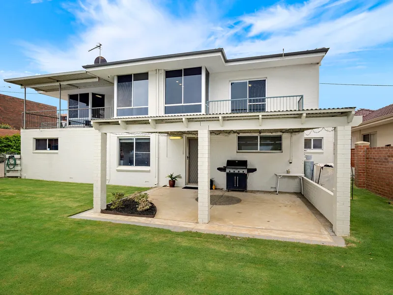 Incredible ocean views, walk to the beach - Bayview Street