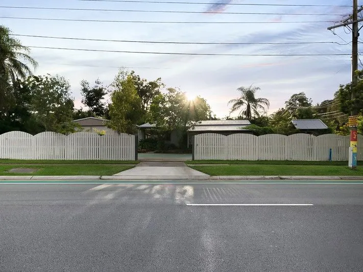 Beautiful 3 bedroom house in Daisy Hill with large sheds providing ample car space!