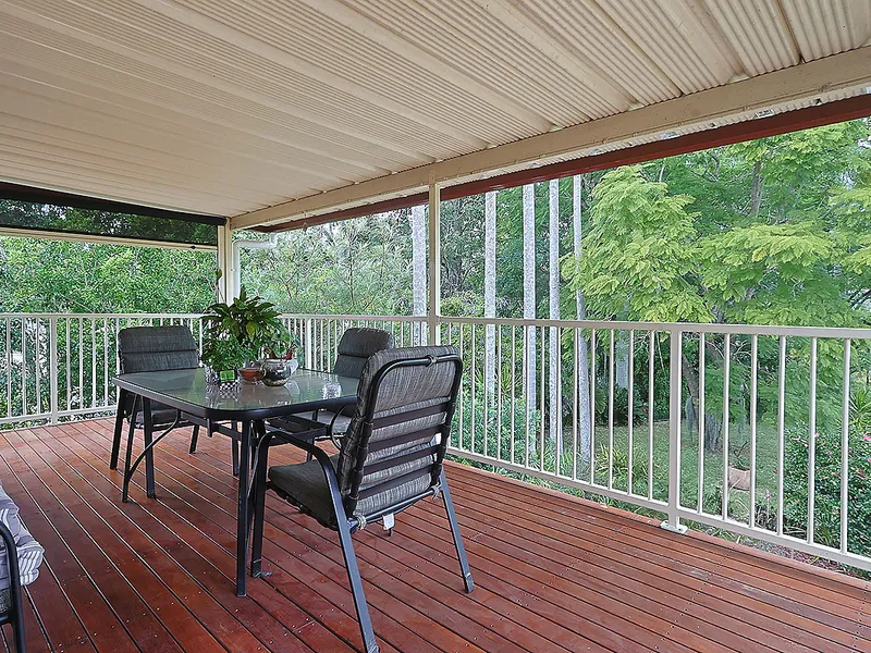 Wonderful family home on 2099m2 riverfront block