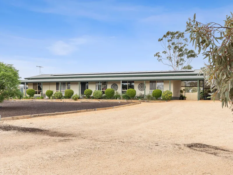 Opulent Large Family Home - Country Lifestyle Property