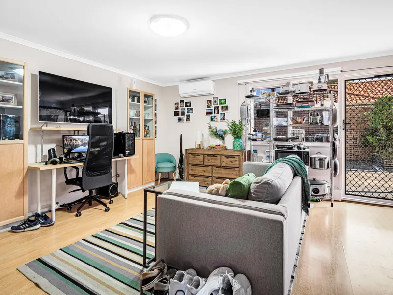 LOW MAINTENANCE INVESTMENT - EXCELLENT LOCATION