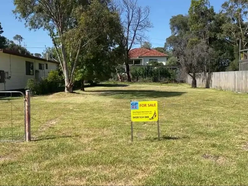 Close to Lake Victoria in a great location.