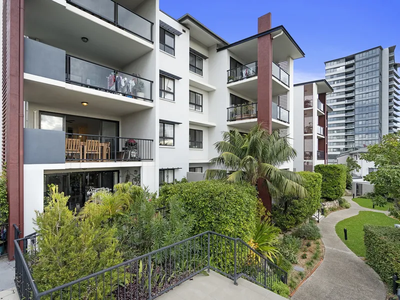 COSMOPOLITAN LIVING WITH CITY VIEWS