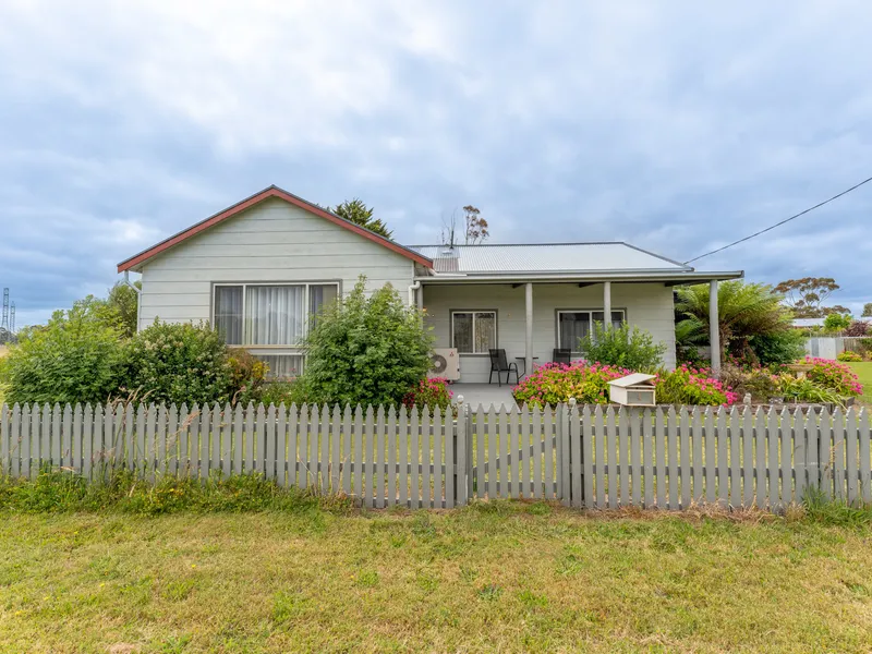 A Comfortable and Stylishly Renovated Country Home On a Huge Block.