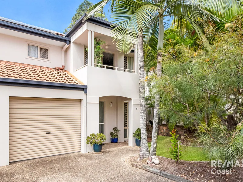 LARGE, IMMACULATE TOWNHOME WITH HUGE COURTYARD + SOLAR