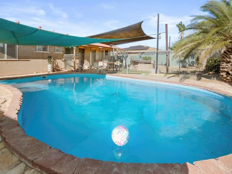 CORNER BLOCK, BRICK, POOL & VACANT POSSESSION!