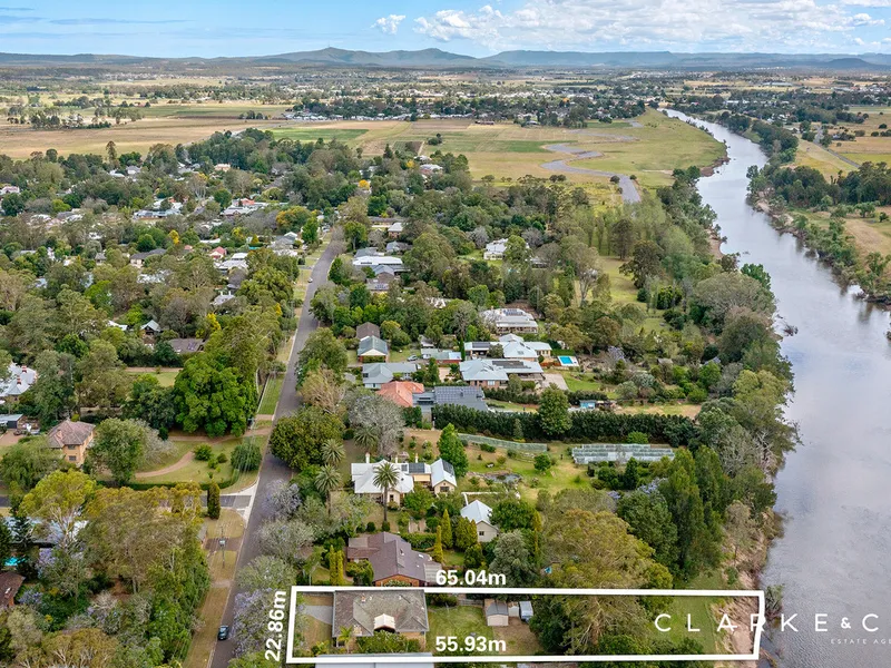 PICTURE PERFECT RIVERSIDE LIVING!