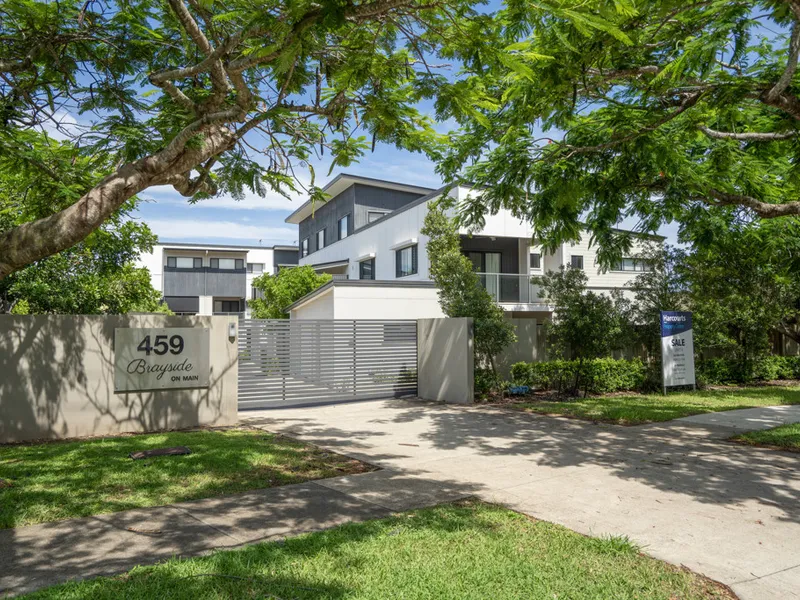 BOUTIQUE TOWNHOUSE WITHIN VILLAGE PRECINCT