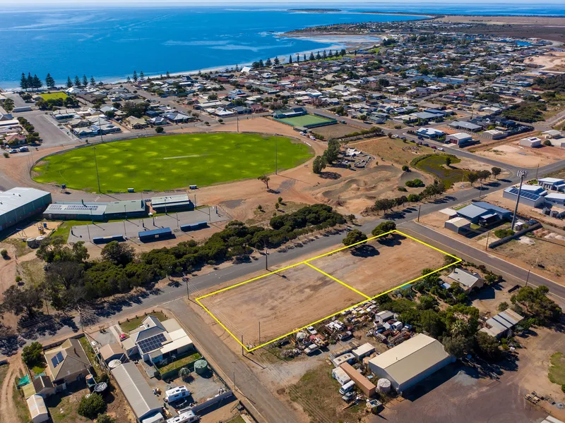 Vacant corner allotment of 1,955m2 close to CBD with subdivision potential!