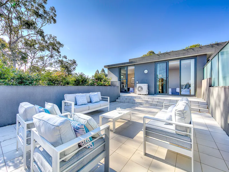A Sanctuary of Sunny Privacy With Spectacular District Views