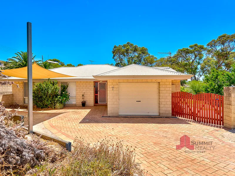 Easy Living by the Beach!