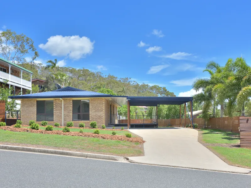 Neat & tidy brick lowset in a great location!